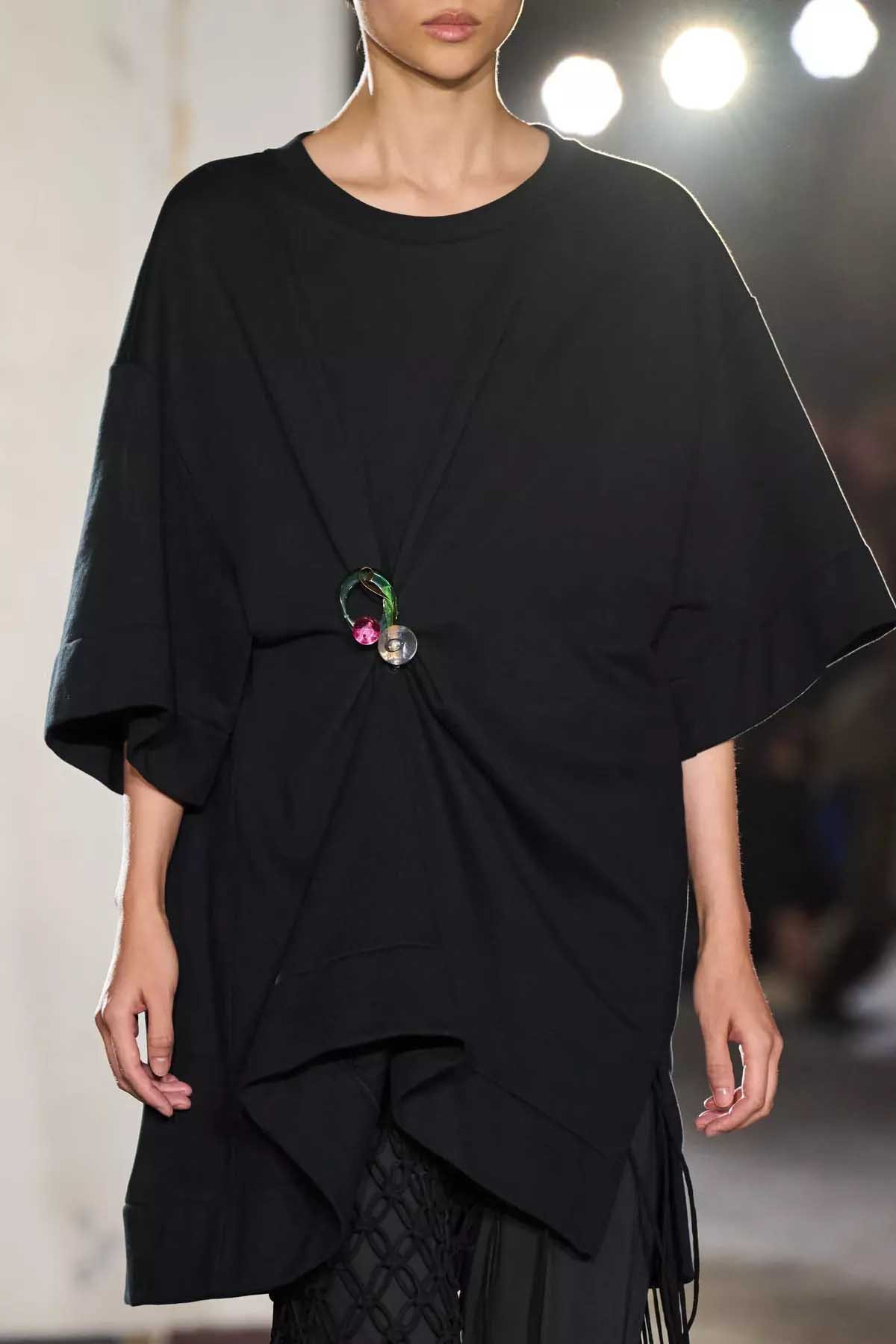 Thương hiệu Dries Van Noten trên sàn diễn Xuân Hè 2023.