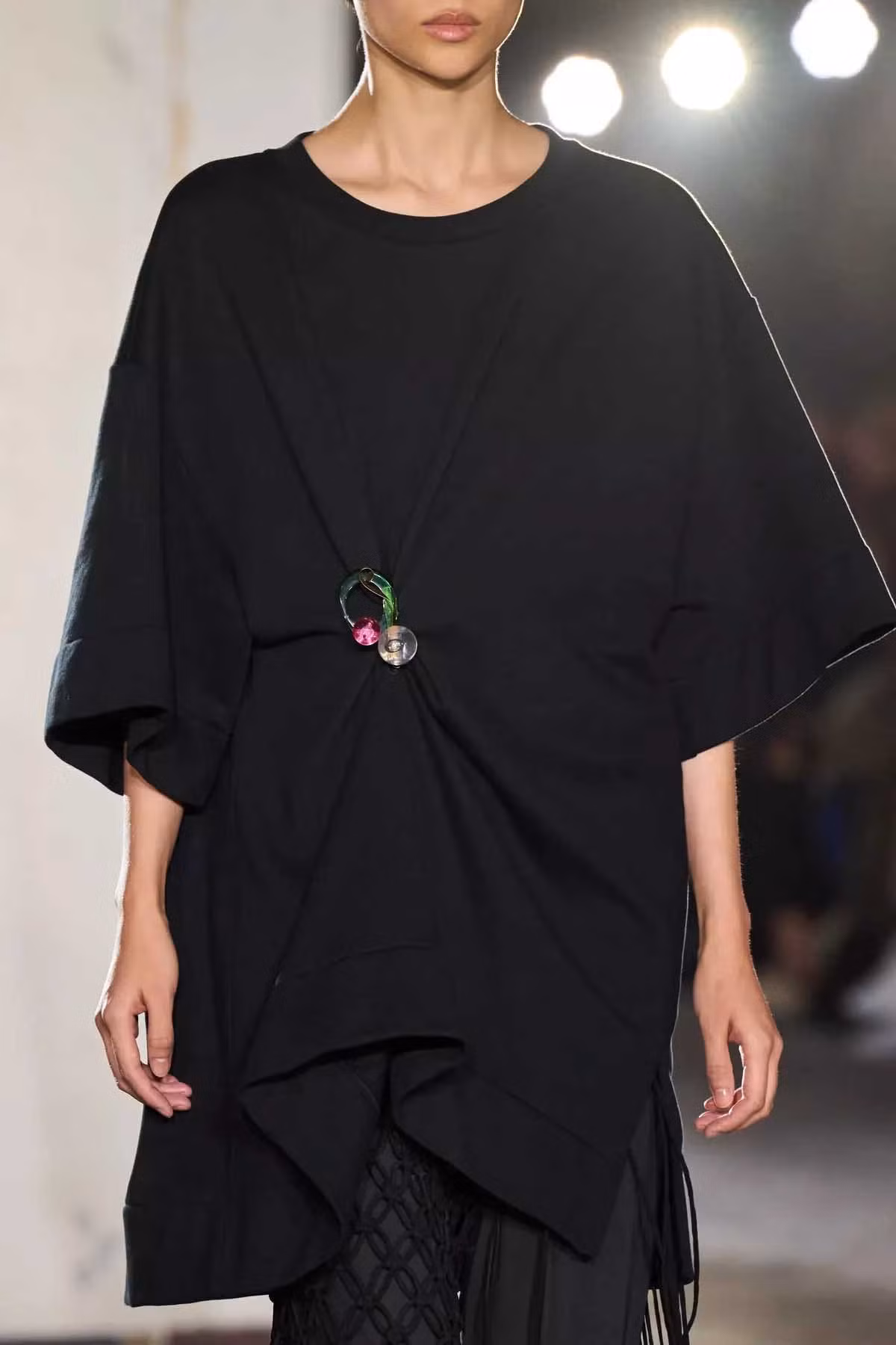 Thương hiệu Dries Van Noten trên sàn diễn Xuân Hè 2023.