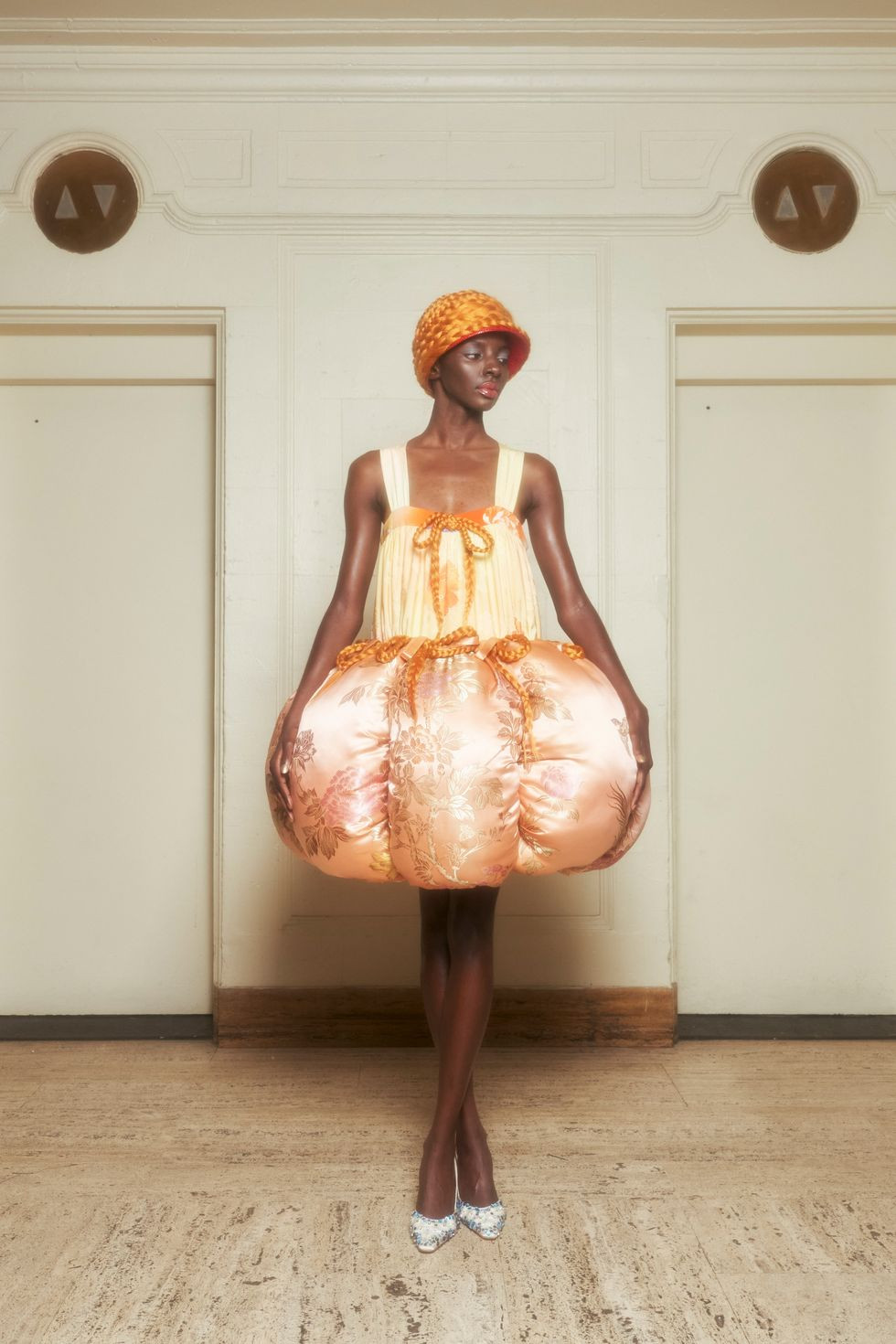 Olivia Cheng của Dauphinette đã giới thiệu rất nhiều mẫu váy có hình quả quả bí/ quả cầu phồng, bồng bềnh.