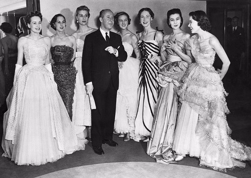 Dior luôn lịch sự và có kiềm chế, không công khai bày tỏ suy nghĩ của mình về Chanel.