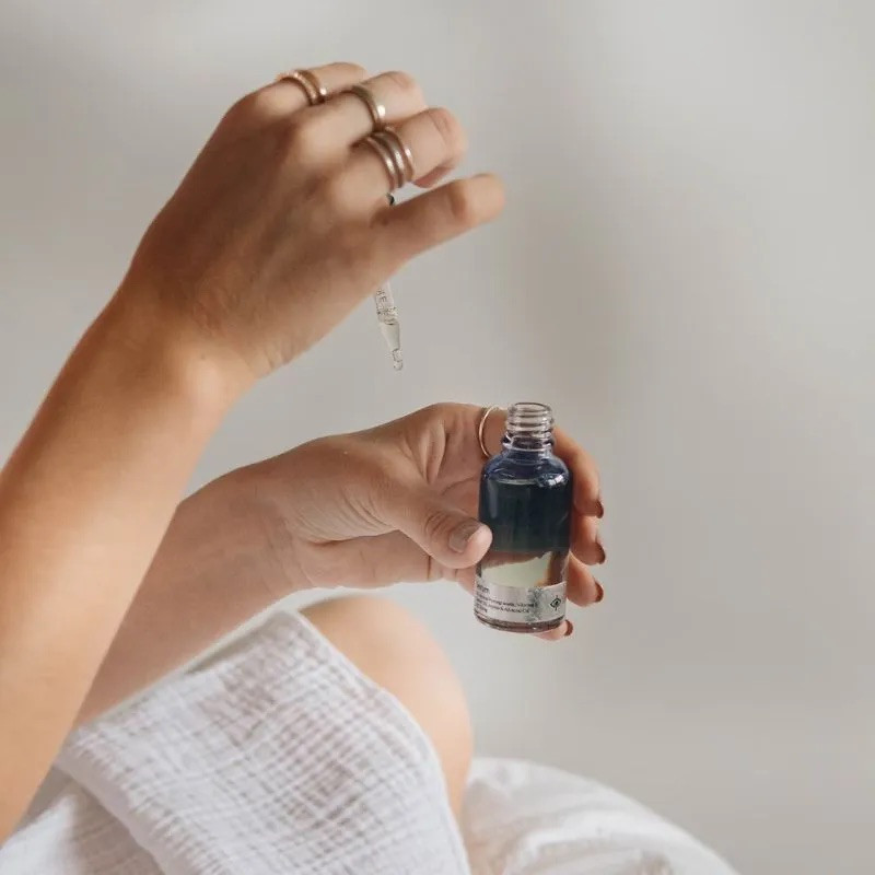 Các sản phẩm tác dụng phục hồi giúp tạo ra một lớp màng vật lý trên da, ngăn chặn các chất ô nhiễm xâm nhập và gây hại. Các sản phẩm tác dụng phục hồi giúp tạo ra một lớp màng vật lý trên da, ngăn chặn các chất ô nhiễm xâm nhập và gây hại.