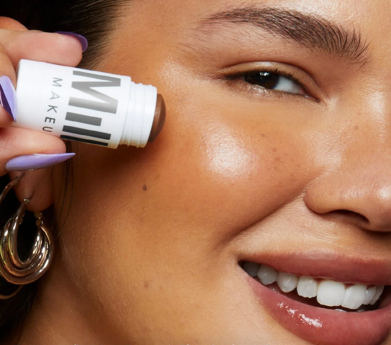 Tận dụng kem tạo khối để che các khuyết điểm nhỏ trên da và phủ nhẹ mang lại hiệu ứng khiến bạn trông rám nắng hơn.