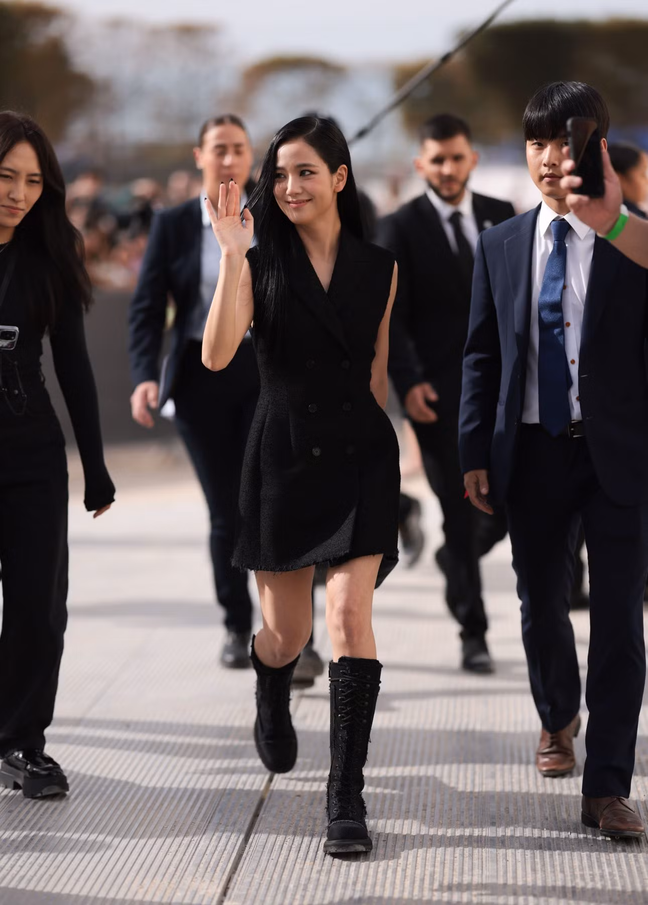 Jisoo trong trang phục Dior tại buổi trình diễn Christian Dior Womenswear Xuân Hè 2024 tại Tuần lễ thời trang Paris.