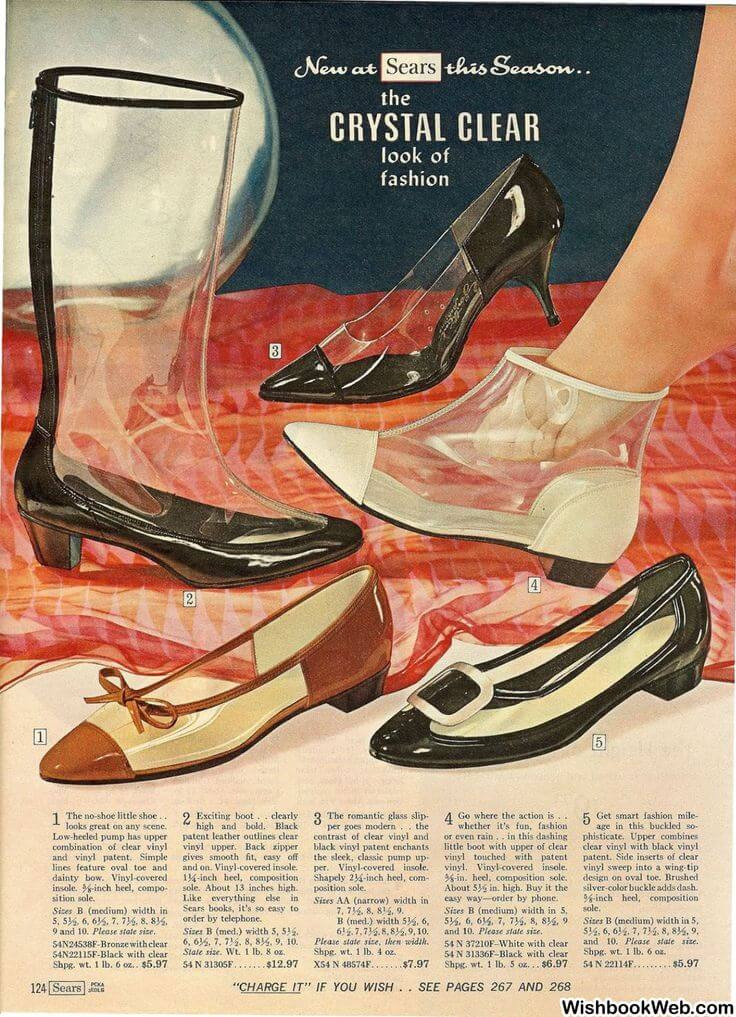 Những đôi giày cao gót hoặc bốt xuyên thấu kiểu vintage được săn đón nhiệt tình. Những đôi giày cao gót hoặc bốt xuyên thấu kiểu vintage được săn đón nhiệt tình.