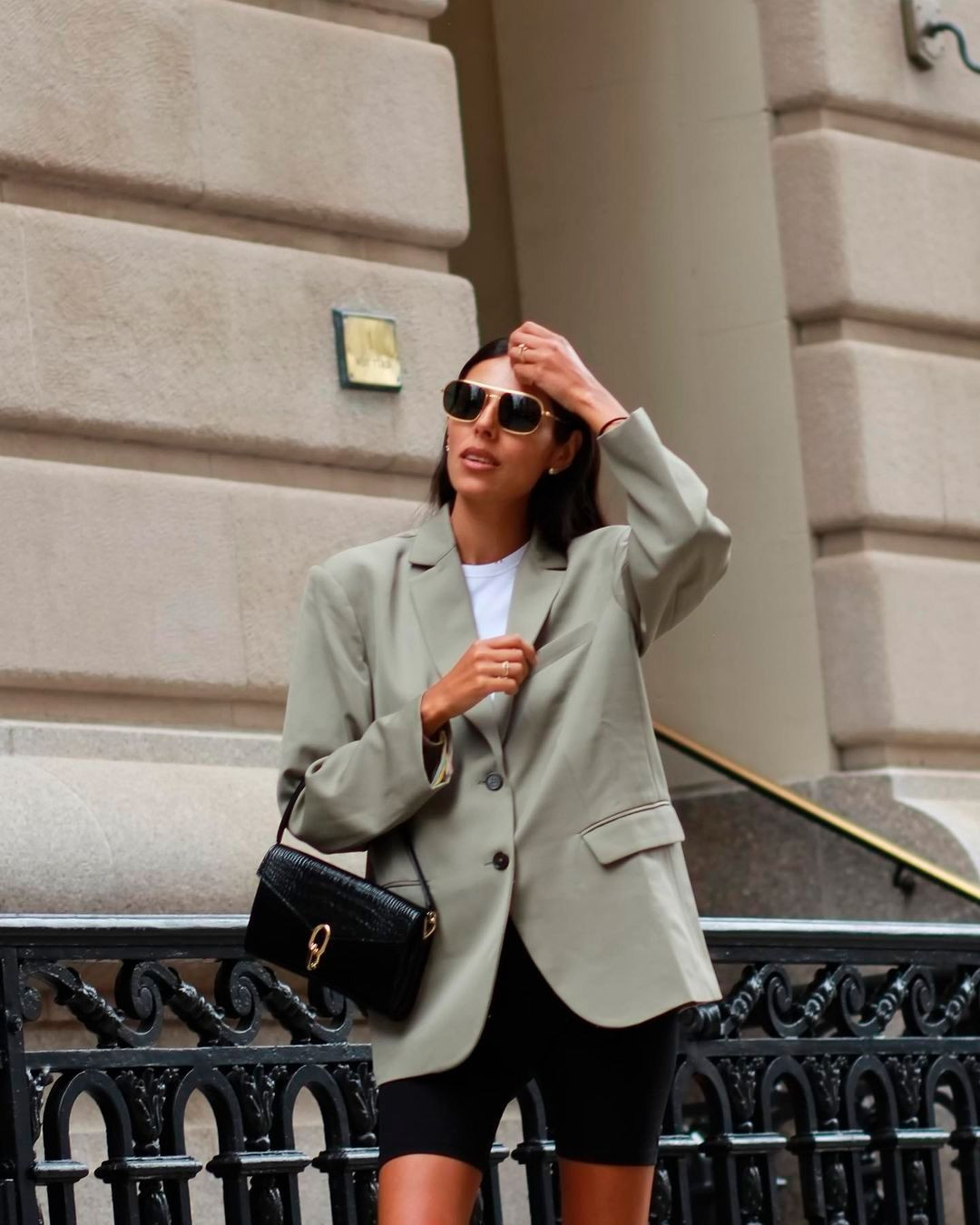 Bất cứ lúc nào ra đường cũng phải mặc quần áo được ủi thẳng thớm, dù cho là những bộ đồ thoải mái, rộng thùng thình. Bất cứ lúc nào ra đường cũng phải mặc quần áo được ủi thẳng thớm, dù cho là những bộ đồ thoải mái, rộng thùng thình.