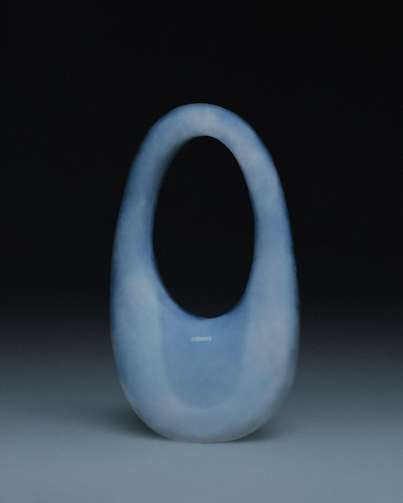 Chiếc túi không khí của Coperni có thể chứa được một chiếc iPhone. Chiếc túi không khí của Coperni có thể chứa được một chiếc iPhone.