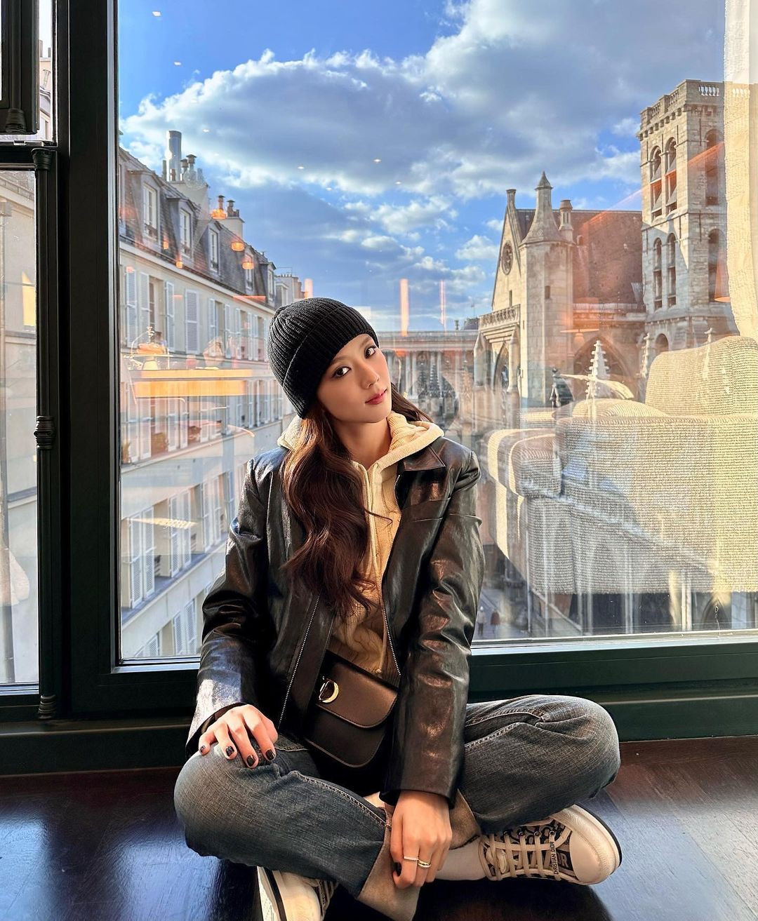 Thời trang thường ngày của Jisoo gồm áo hoodie dệt kim Levar, giày thể thao Walk'n'Dior, túi Dior 30 Montaigne Avenue và nhẫn Cartier. Thời trang thường ngày của Jisoo gồm áo hoodie dệt kim Levar, giày thể thao Walk'n'Dior, túi Dior 30 Montaigne Avenue và nhẫn Cartier.