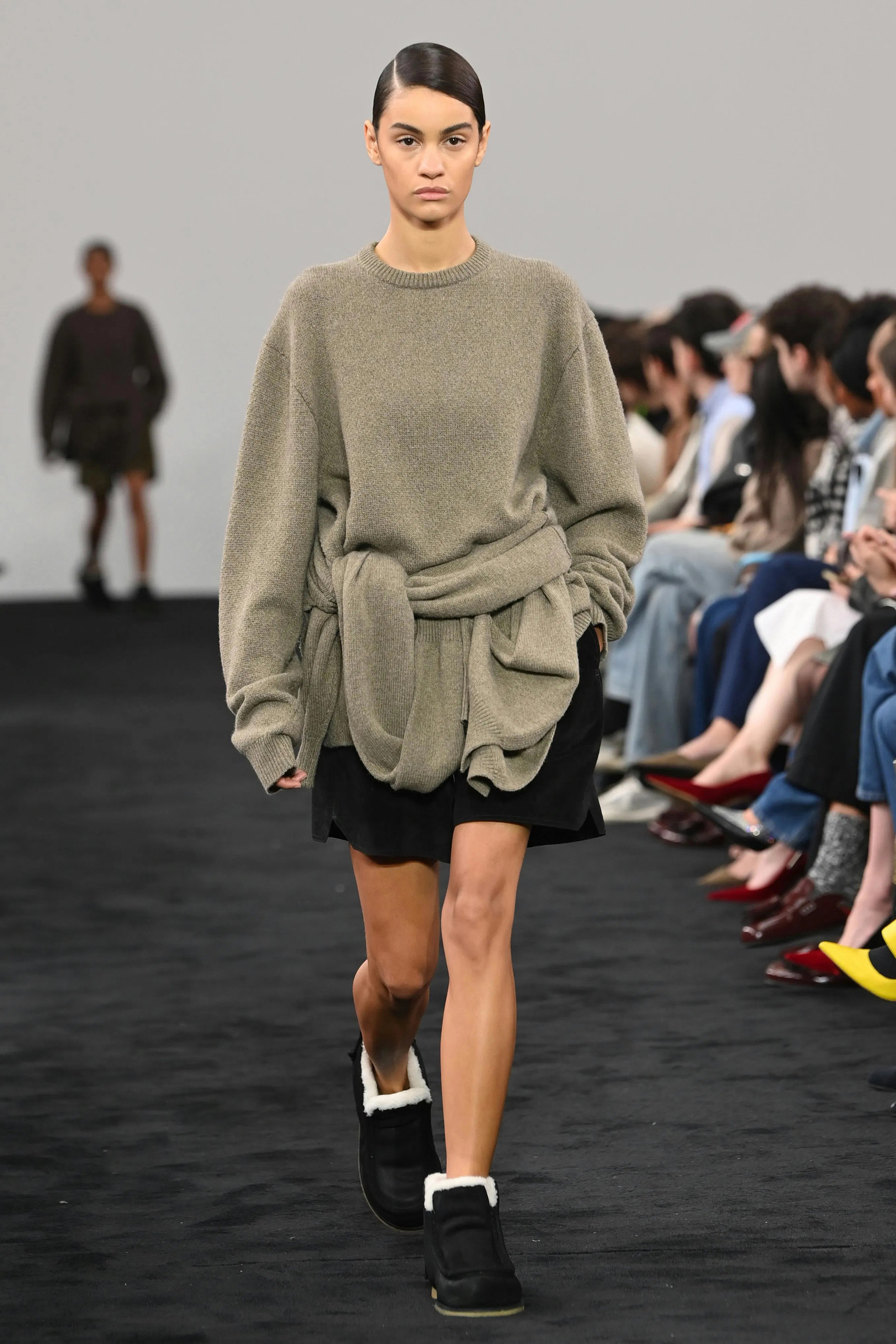 Một chiếc áo len buộc gút giữ được sự duyên dáng nhưng cũng đầy đột phá. Một chiếc áo len buộc gút giữ được sự duyên dáng nhưng cũng đầy đột phá.