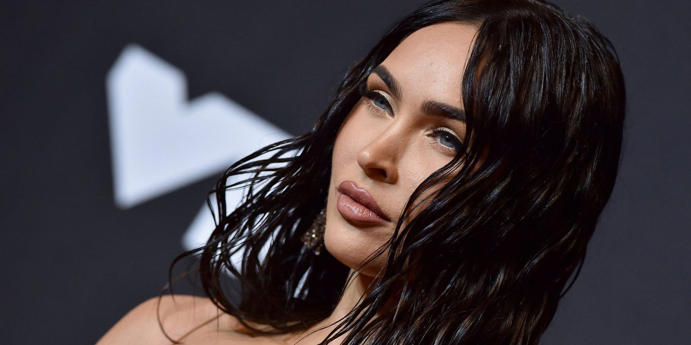 Kiểu tóc ướt nhưng chúng không thật sự được làm ướt bằng nước mà là sử dụng gel vuốt tóc.