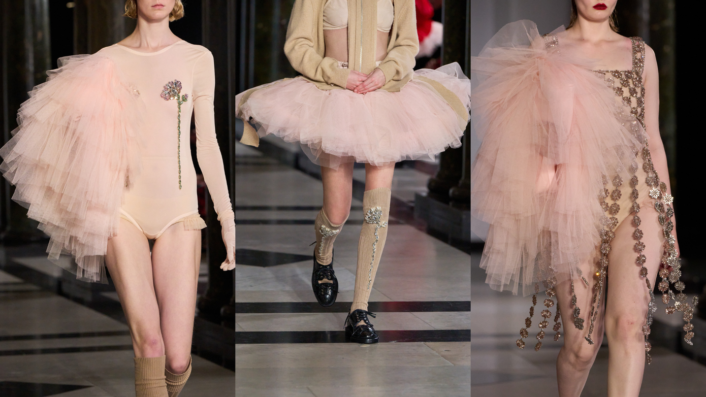 Những chiếc váy ba lê tutu được kết hợp cùng áo khoác và tất da đính sequin.
