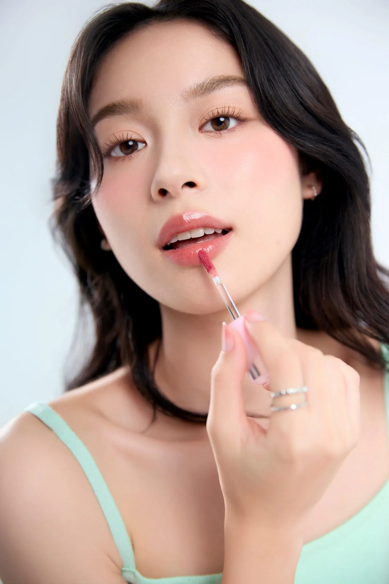 Chưa từng rời khỏi vòng xoay xu hướng, má hồng và môi mọng là layout trang điểm khá dễ thực hiện và hợp với nhiều phong cách thời trang khác nhau.