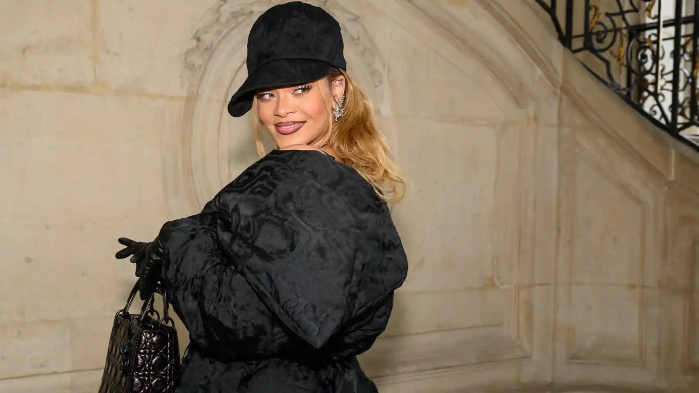Rihanna là một biểu tượng đa nhiệm khi làm nên tên tuổi ở cả làng nhạc và địa hạt thời trang. Rihanna là một biểu tượng đa nhiệm khi làm nên tên tuổi ở cả làng nhạc và địa hạt thời trang.
