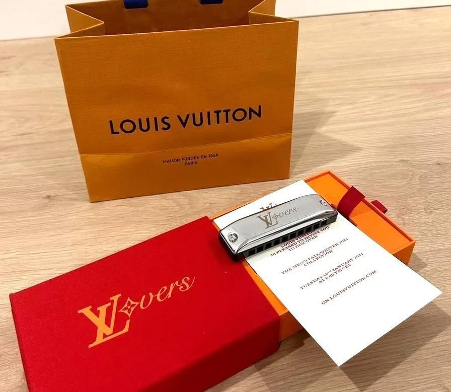 Từ màu sắc, chất liệu, kiểu dáng, cho đến các chi tiết nhỏ nhất, thiệp mời được các nhà mốt đầu tư đặc biệt để có thể tương tác tốt nhất với khách mời của mình.