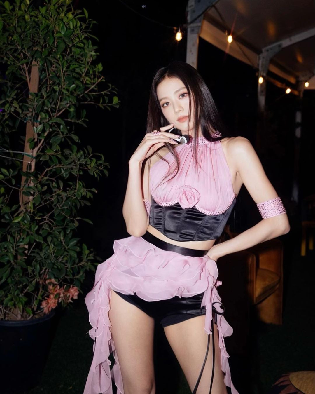 Jisoo trong trang phục Dolce & Gabbana biểu diễn tại Coachella. Jisoo trong trang phục Dolce & Gabbana biểu diễn tại Coachella.