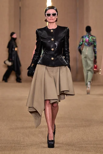 Nếu bạn cảm thấy tủ đồ của mình đã nhàm chán, hãy bổ sung thêm một chút bất đối xứng. Nếu bạn cảm thấy tủ đồ của mình đã nhàm chán, hãy bổ sung thêm một chút bất đối xứng.