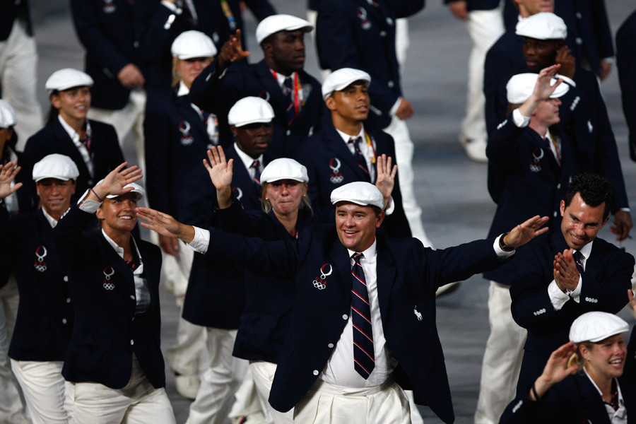 Tránh xa các trang phục thể thao nhàm chán, nhà thiết kế đã chọn phong cách cổ điển và sang trọng, cho ra đời những bộ vest thể thao thoải mái.