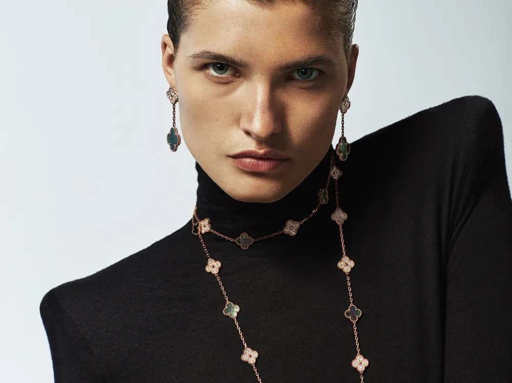 Ra mắt vào năm 1968, thiết kế cỏ bốn lá đã đưa sự may mắn vào trong thế giới kim hoàn của gia tộc Van Cleef, trở thành những “tấm bùa xa xỉ” đáng khao khát trong dòng chảy văn hóa đại chúng. Ra mắt vào năm 1968, thiết kế cỏ bốn lá đã đưa sự may mắn vào trong thế giới kim hoàn của gia tộc Van Cleef, trở thành những “tấm bùa xa xỉ” đáng khao khát trong dòng chảy văn hóa đại chúng.