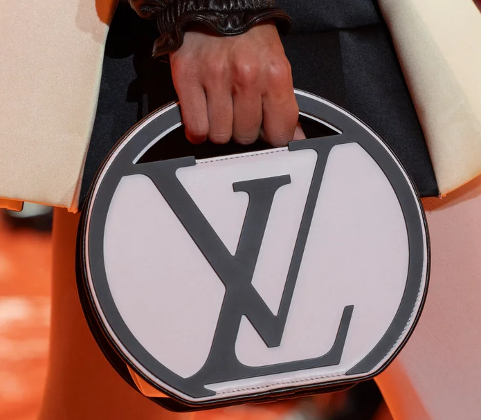 Louis Vuitton đã giới thiệu chiếc túi hình tròn, dễ thương trên sàn diễn Xuân/Hè 2024 của họ.