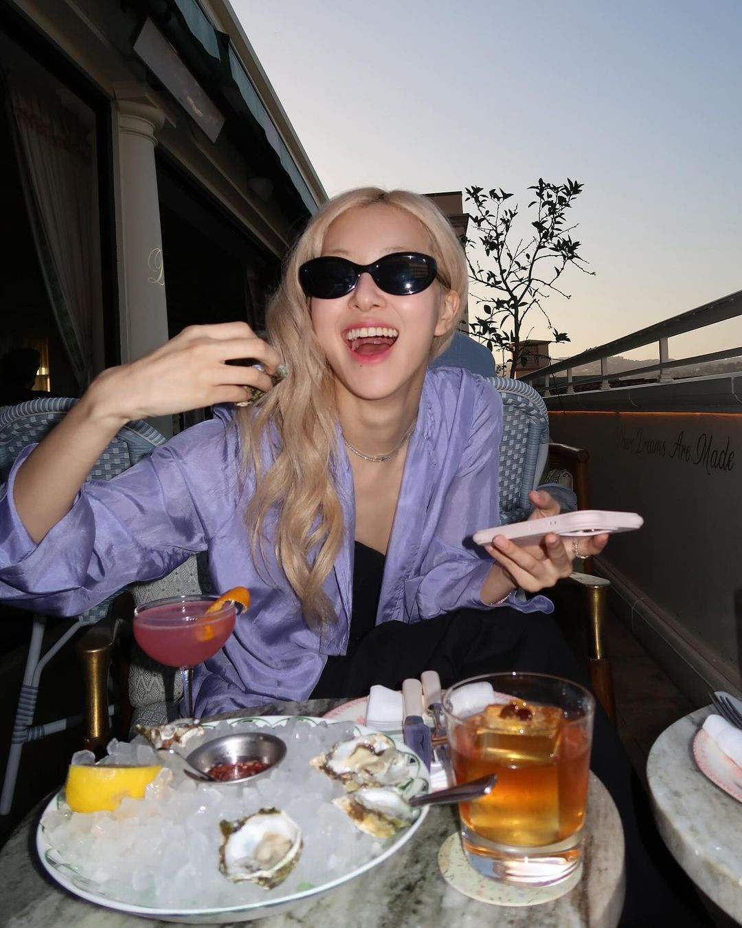 Kính râm Khaite của Oliver Peoples là thương hiệu kính xa xỉ mà Rosé yêu thích. Họ sở hữu các thiết kế nữ tính và vượt thời gian.