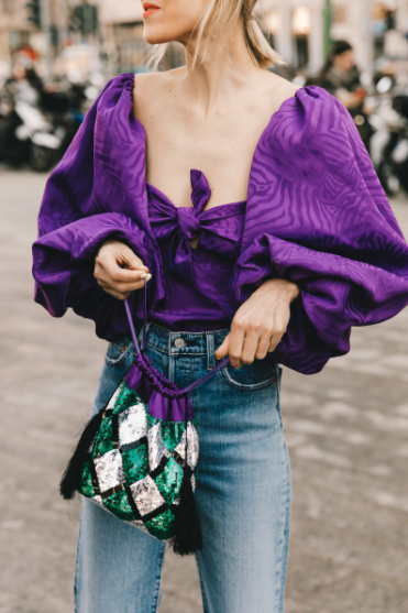 Trang phục màu đậm như tím than dễ mang lại cảm giác già hơn tuổi, cần phối thêm phụ kiện hiện đại và những chiếc túi xách bóng bẩy.