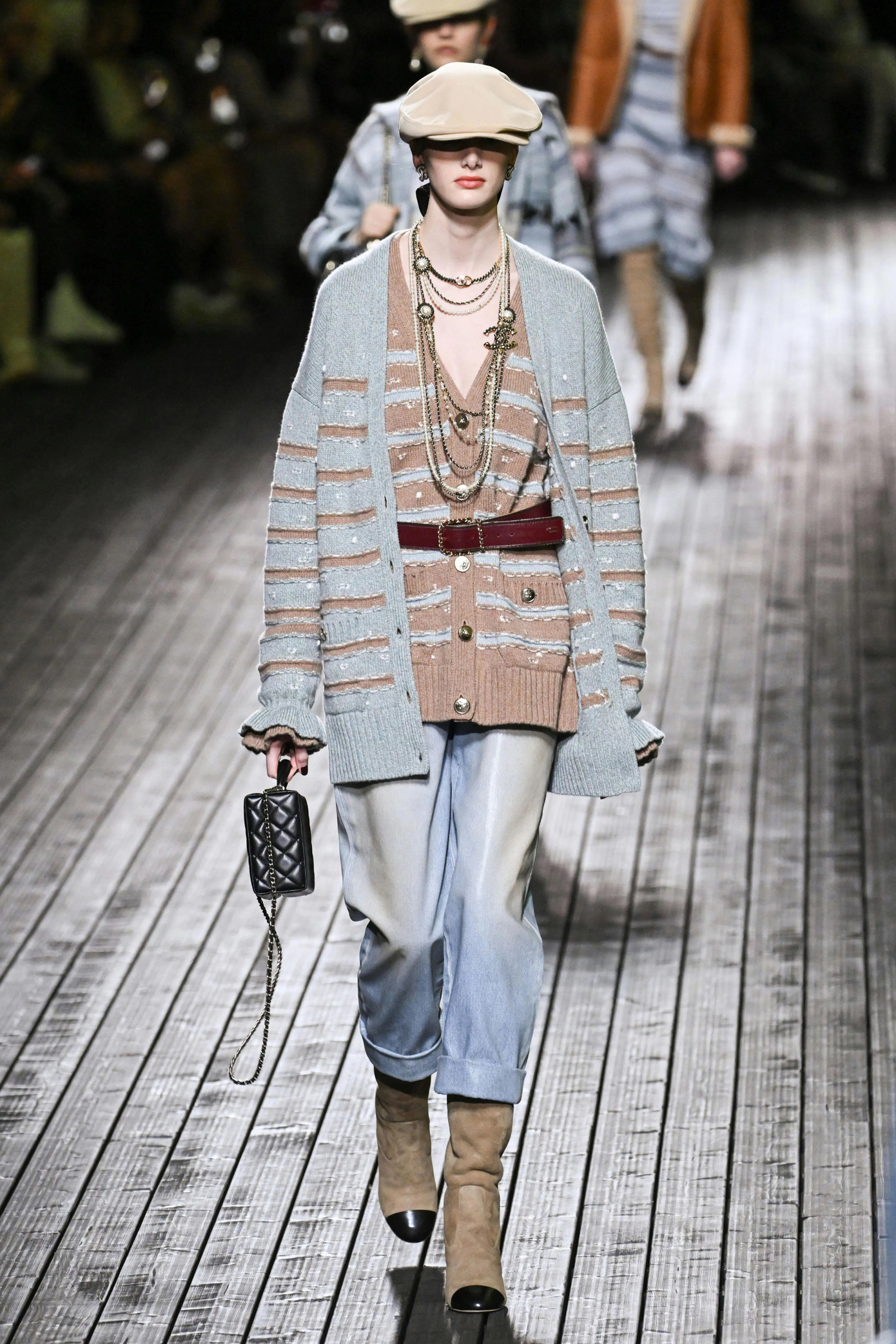 Bộ trang phục dệt kim hai ba lớp layer, màu trung tính của Chanel. Bộ trang phục dệt kim hai ba lớp layer, màu trung tính của Chanel.