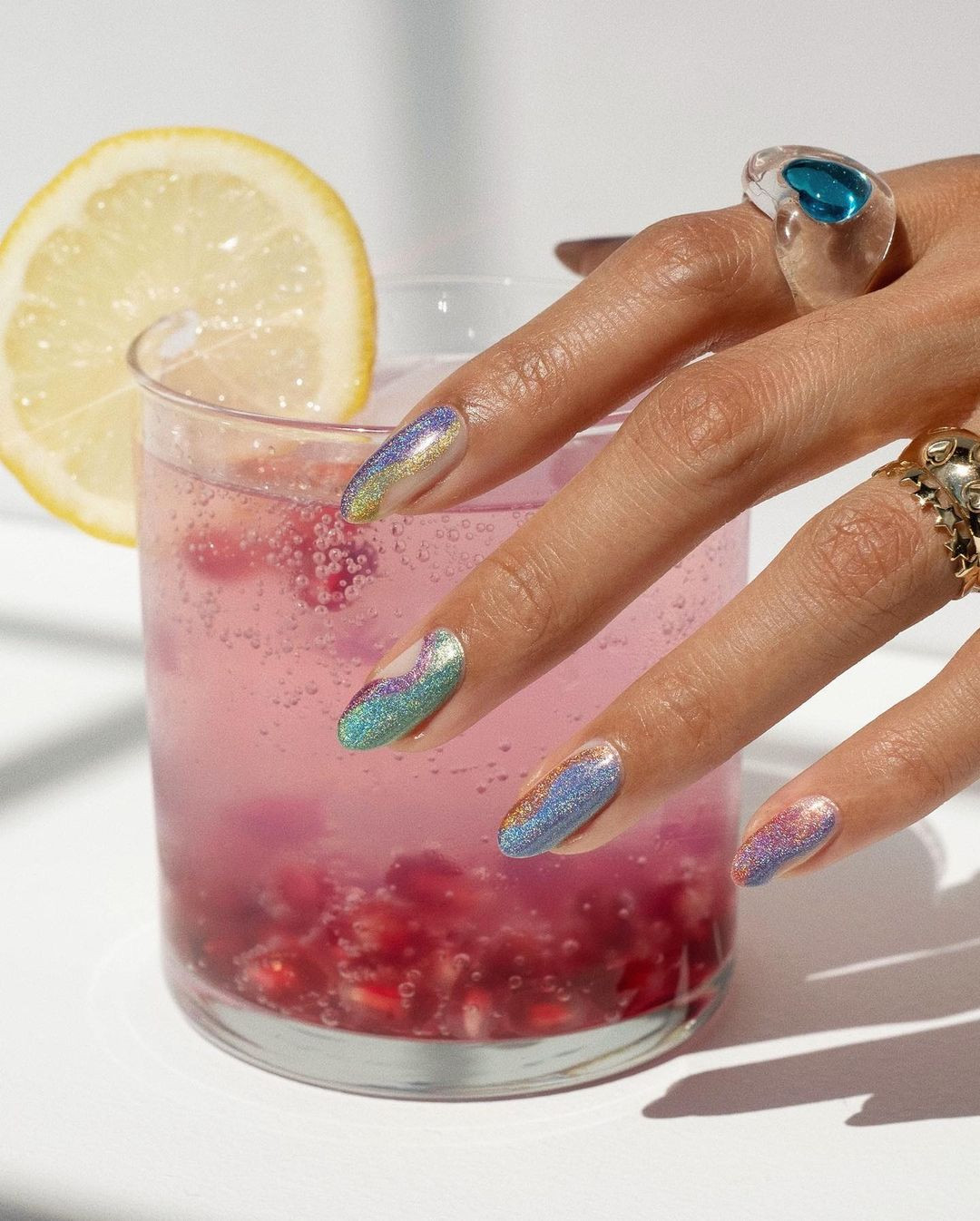 Kiểu nail tráng gương kết hợp với màu bạc và những màu sặc sỡ.