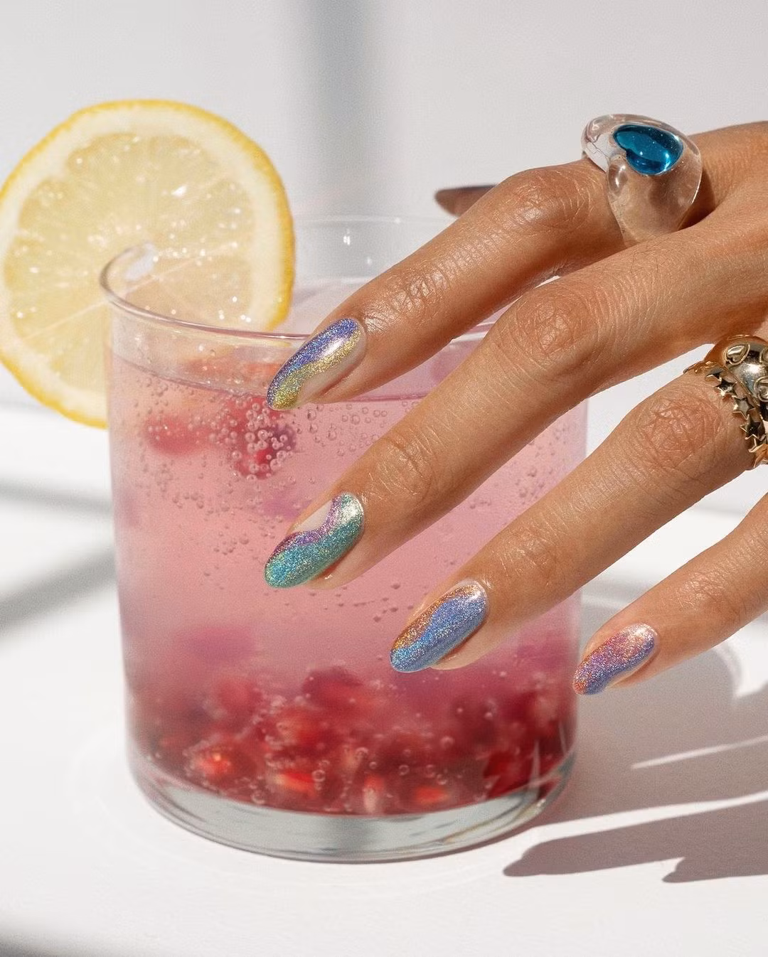 Kiểu nail tráng gương kết hợp với màu bạc và những màu sặc sỡ.