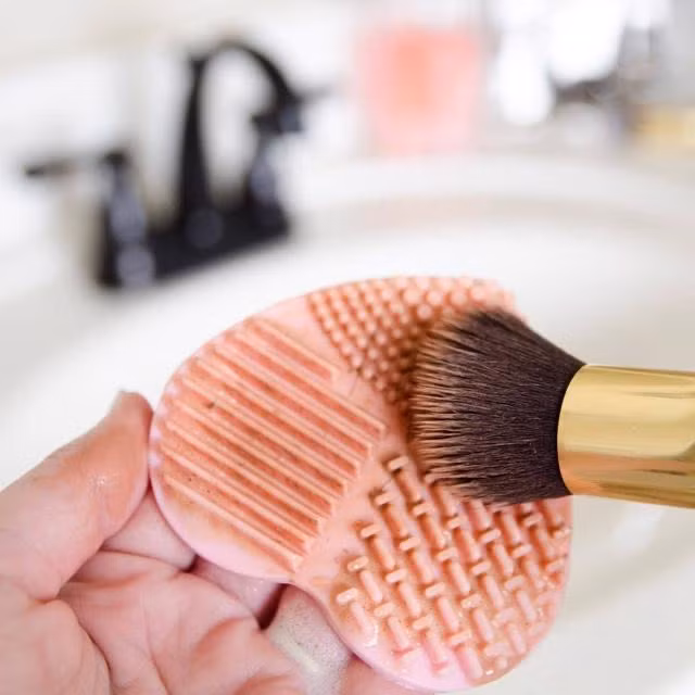 Hãy chắc chắn rửa từ gốc đến ngọn để đảm bảo sạch hết mọi vi khuẩn và cặn bẩn trên cọ.