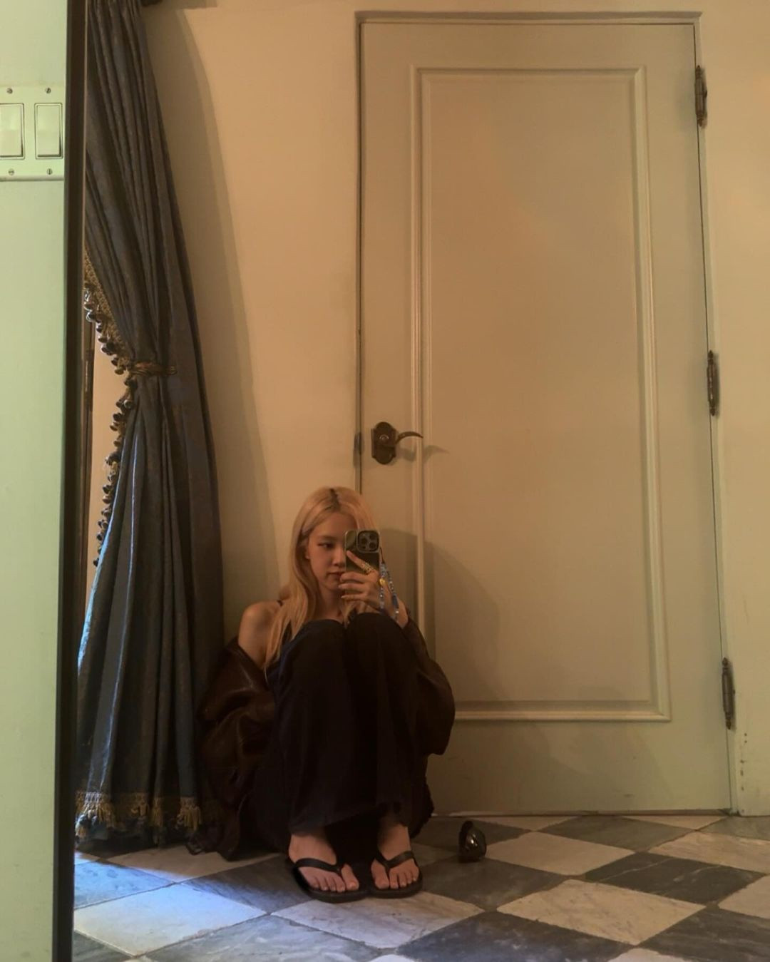 Mang dép tông vẫn hoàn toàn có thể thanh lịch và tối giản, với các màu sắc cơ bản như đen, đỏ thẫm, xanh đậm.