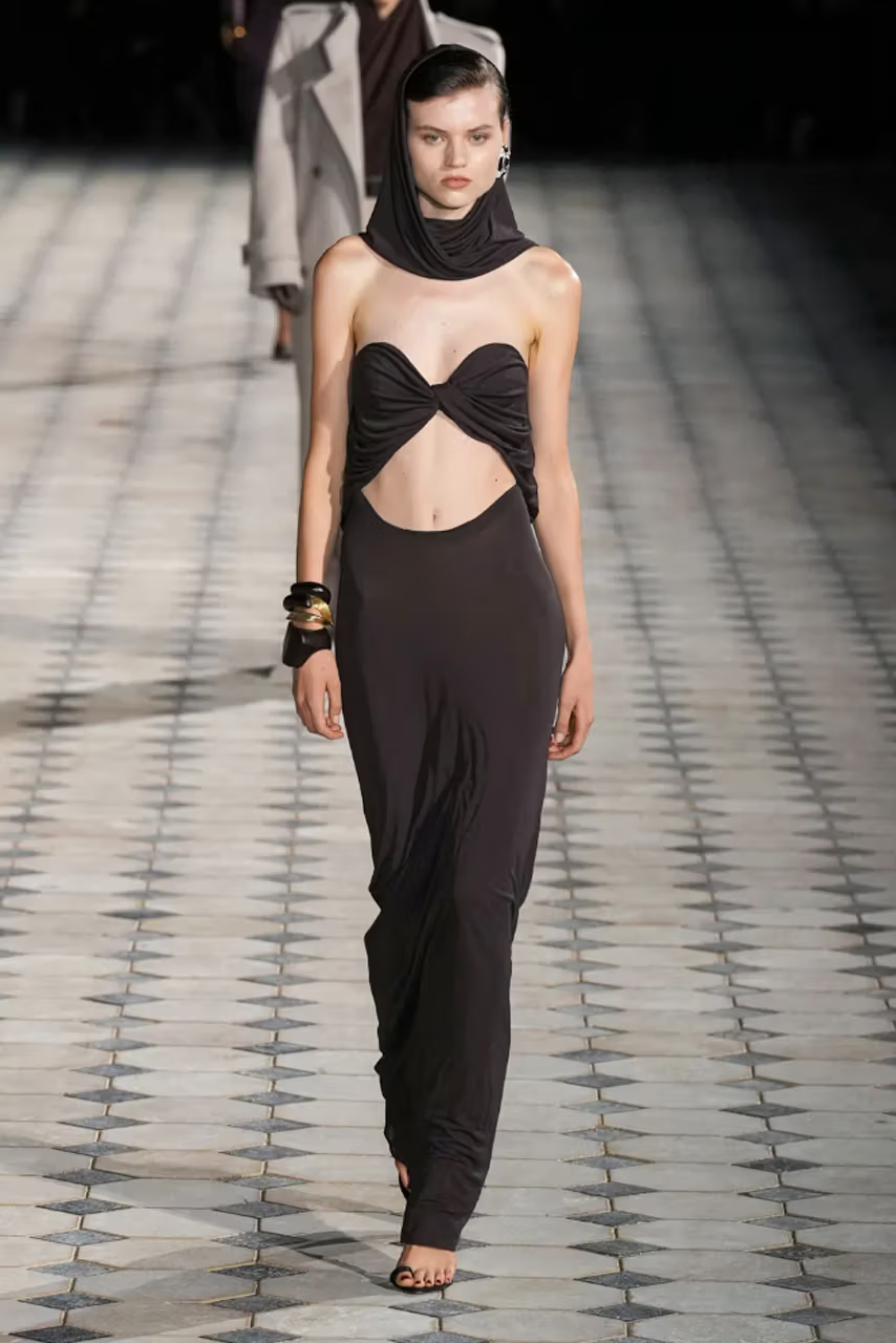 Saint Laurent cho ra mắt những chiếc váy có mũ trùm đầu đặc trưng Desertcore.