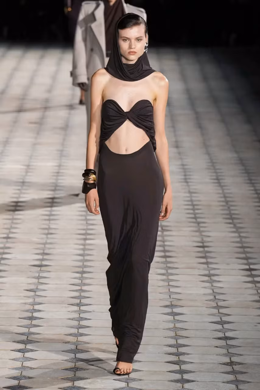 Saint Laurent cho ra mắt những chiếc váy có mũ trùm đầu đặc trưng Desertcore.