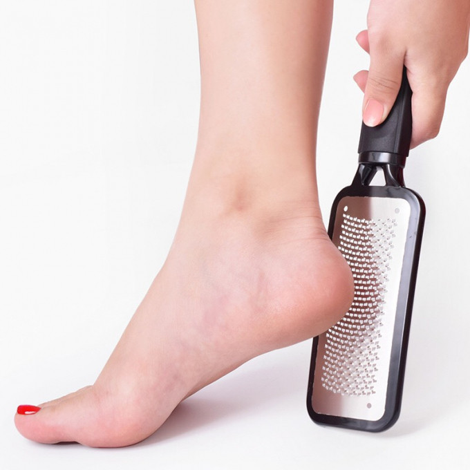 Những bàn bào da gót chân bằng kim loại khá phổ biến và được yêu thích, nhưng viện thẩm mỹ hàng đầu không được phép sử dụng dụng cụ này.