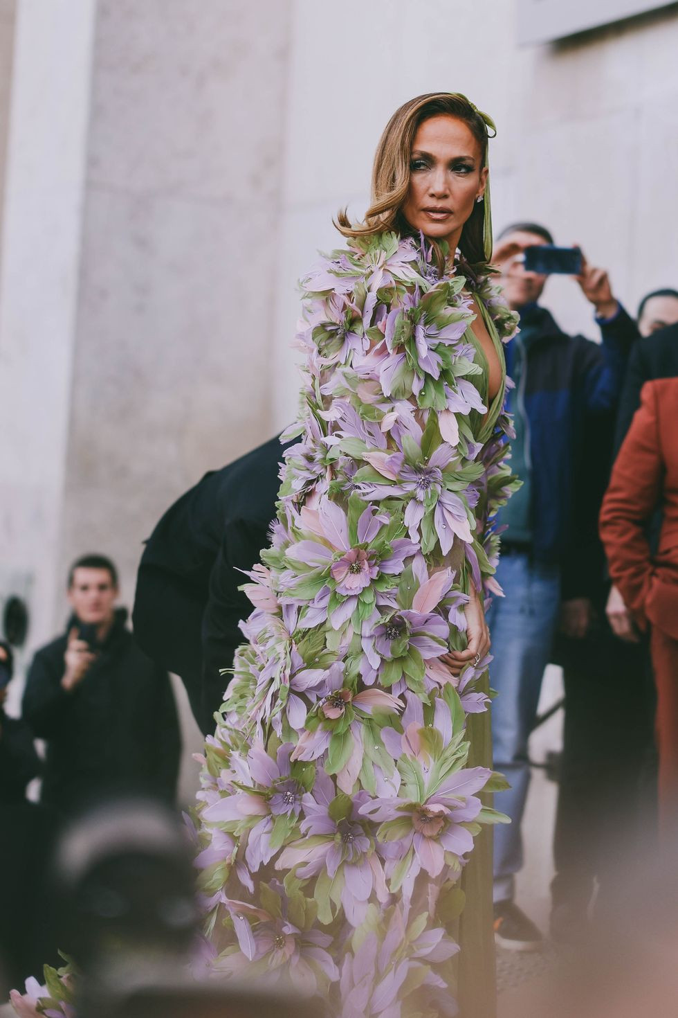 Jennifer Lopez trong trang phục hoa 3D lộng lẫy, ấn tượng.