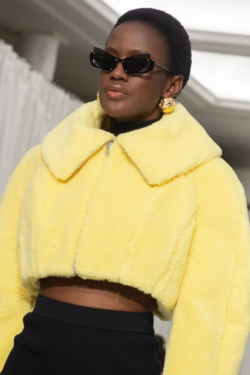 Nhà mốt Saint Laurent đã đón đầu trend trang sức to bản thập niên 80. Nhà mốt Saint Laurent đã đón đầu trend trang sức to bản thập niên 80.