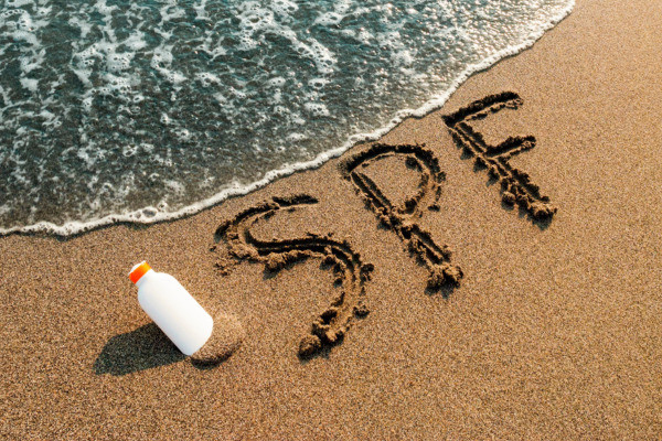 Để đạt được trọn vẹn mức SPF ghi trên chai, bạn cần dùng một lượng kem chống nắng khoảng 1/4 thìa cà phê (tức 1,25g) cho vùng mặt và cổ. Để đạt được trọn vẹn mức SPF ghi trên chai, bạn cần dùng một lượng kem chống nắng khoảng 1/4 thìa cà phê (tức 1,25g) cho vùng mặt và cổ.