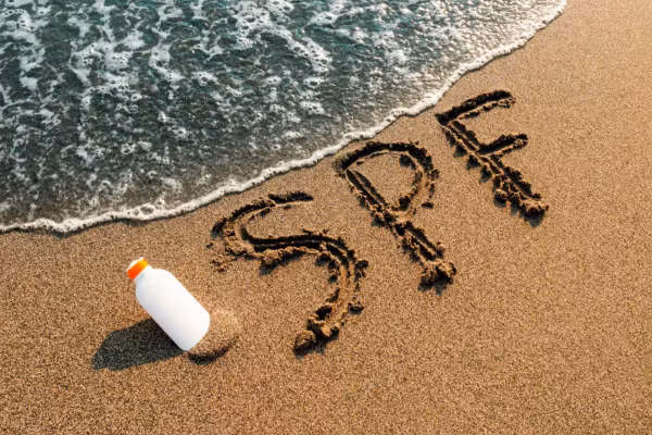 Để đạt được trọn vẹn mức SPF ghi trên chai, bạn cần dùng một lượng kem chống nắng khoảng 1/4 thìa cà phê (tức 1,25g) cho vùng mặt và cổ. Để đạt được trọn vẹn mức SPF ghi trên chai, bạn cần dùng một lượng kem chống nắng khoảng 1/4 thìa cà phê (tức 1,25g) cho vùng mặt và cổ.
