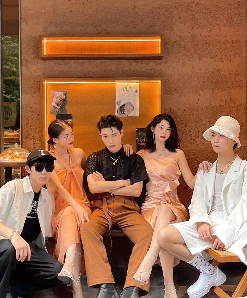 Trò chuyện và thể hiện cảm xúc của bạn về tình huống này.