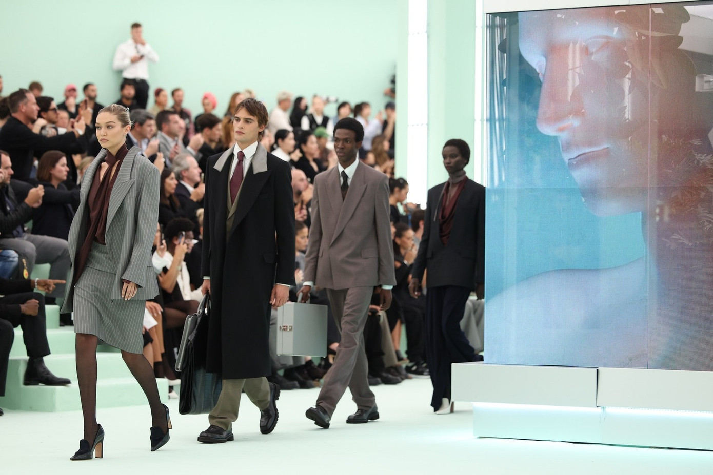 Corpcore được lấy cảm hứng và khai thác trực tiếp từ đồng phục đi làm.