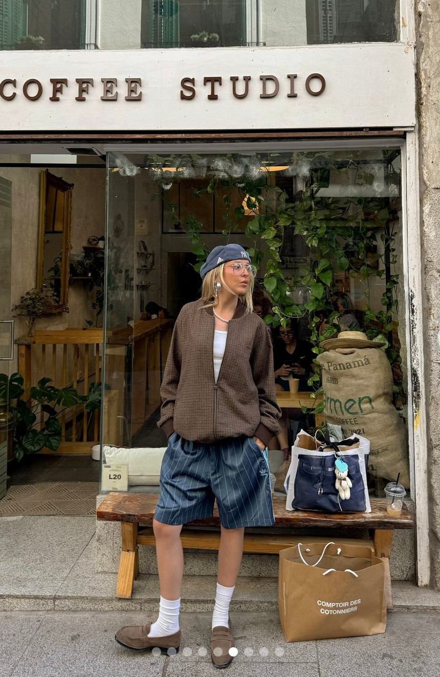 Dù bạn theo đuổi phong cách nữ tính, năng động hay thanh lịch, thì quần short Adidas vẫn có thể linh hoạt biến hóa, để phù hợp với tủ đồ hằng ngày của bạn. Dù bạn theo đuổi phong cách nữ tính, năng động hay thanh lịch, thì quần short Adidas vẫn có thể linh hoạt biến hóa, để phù hợp với tủ đồ hằng ngày của bạn.