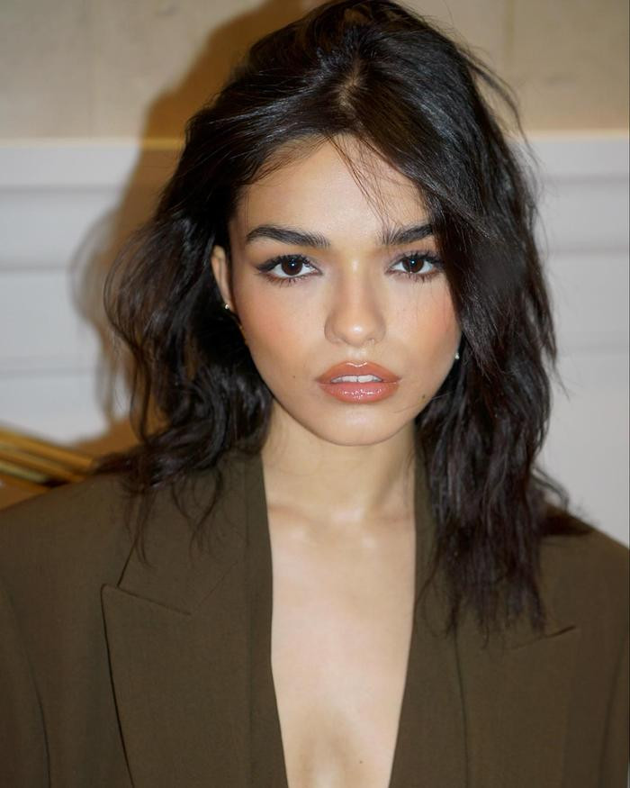 Để tăng thêm vẻ tinh tế, hãy phối hợp cùng lớp trang điểm tự nhiên, nhẹ nhàng.