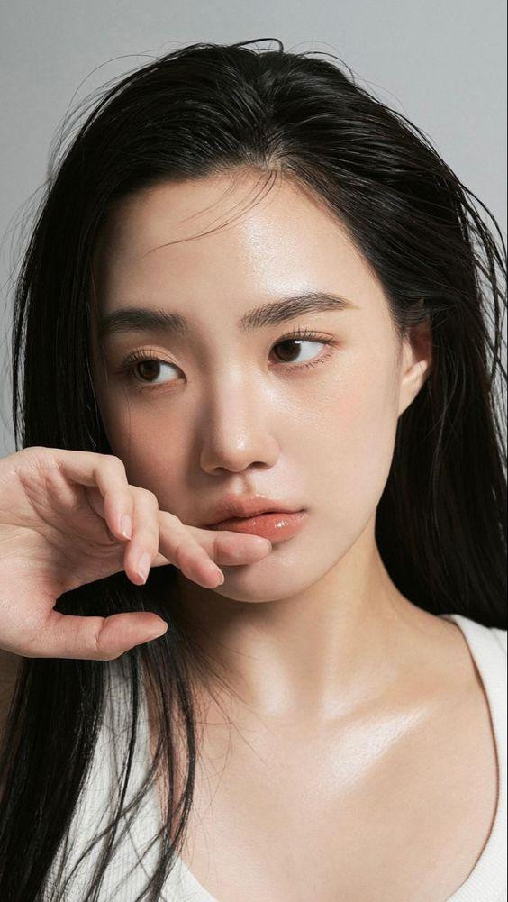 Các cô gái dễ bị lỗ chân lông to đặc biệt ở vùng mũi và má. Điều này xảy ra nhiều hơn đối với làn da rất nhờn và những người đã từng trải qua sự thay đổi nội tiết tố. Các cô gái dễ bị lỗ chân lông to đặc biệt ở vùng mũi và má. Điều này xảy ra nhiều hơn đối với làn da rất nhờn và những người đã từng trải qua sự thay đổi nội tiết tố.