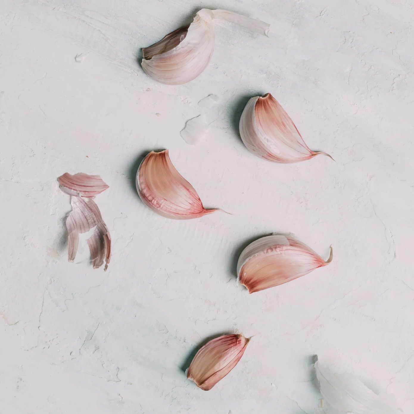 Tỏi chứa các hợp chất tự nhiên có khả năng kháng khuẩn và chống viêm, tương tự như tác dụng của các thực phẩm giàu chất chống ôxy hóa như trà xanh, quả mọng và lựu.