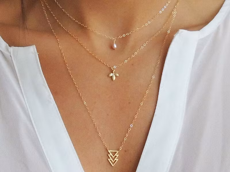 Vòng cổ lý tưởng nhất là dài tới xương đòn, thiết kế dây thanh mảnh, mặt dây nhỏ nhắn.