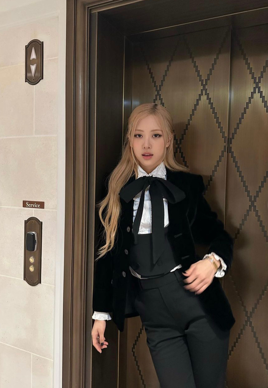 Các kiểu nhuộm như balayage được thiết kế theo cách kết nối với màu tóc tự nhiên.