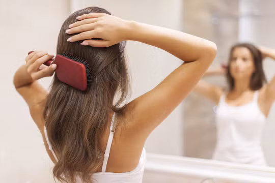 Không chải tóc quá mạnh gây hư tổn cho tóc và da đầu.