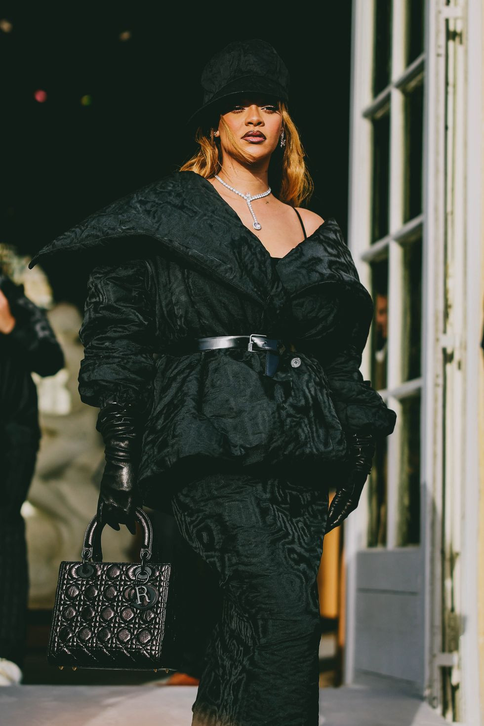 Rihanna xuất hiện tại show diễn Spring - Summer 2024 của Dior, Paris Haute Couture với trang phục all black đầy ấn tượng, phong cách.