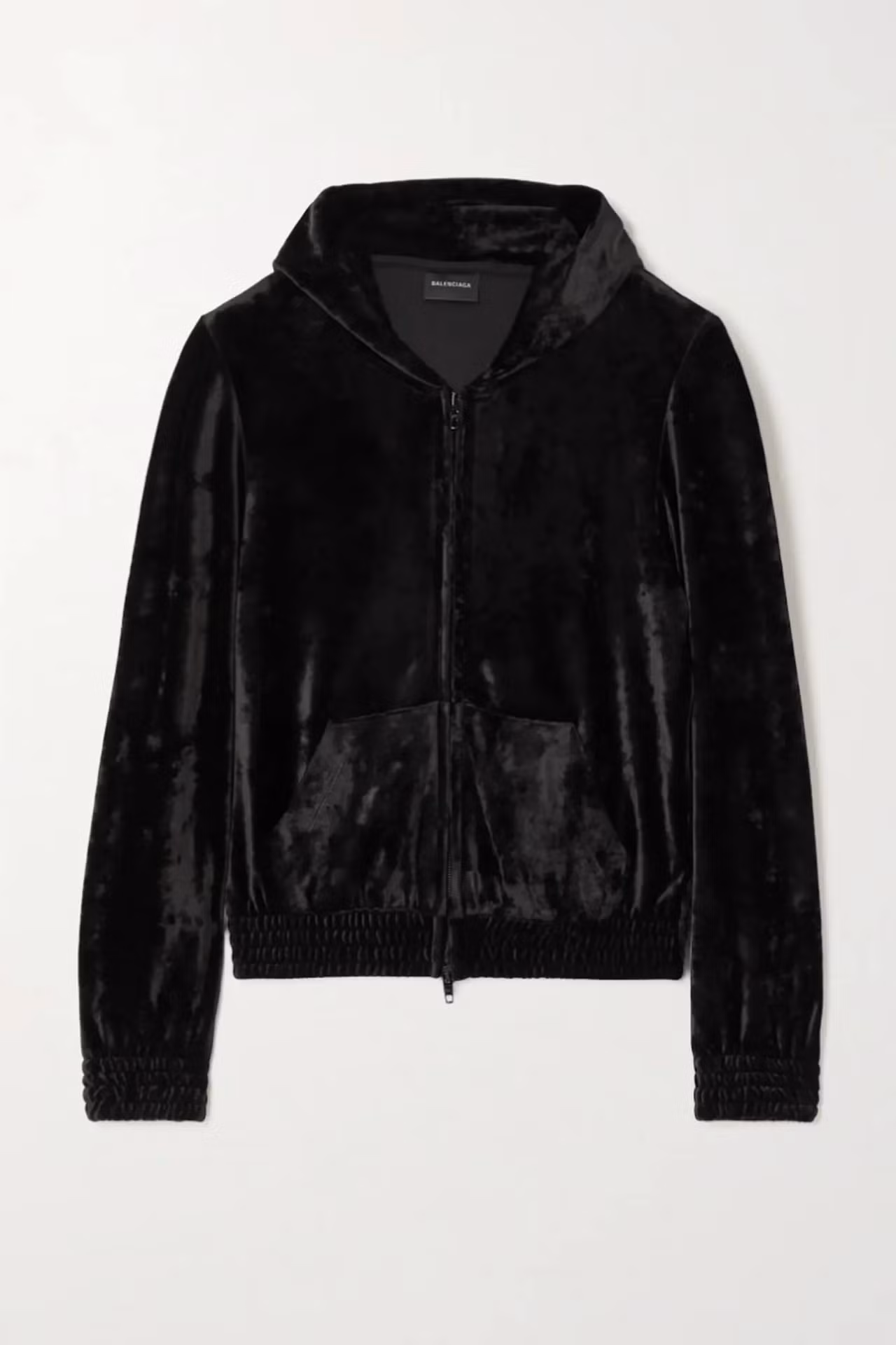 Balenciaga đã đưa lên sàn diễn chiếc hoodie nhung đen lấy cảm hứng thời trang Y2K. Balenciaga đã đưa lên sàn diễn chiếc hoodie nhung đen lấy cảm hứng thời trang Y2K.