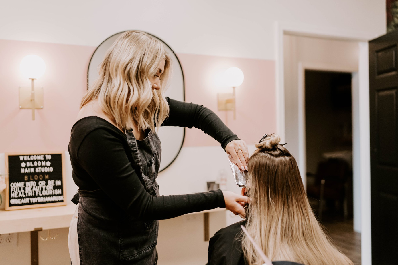 Khi nói chuyện với thợ làm tóc, hãy làm nổi bật những gì bạn không muốn để họ nắm rõ và tránh chúng ra. Khi nói chuyện với thợ làm tóc, hãy làm nổi bật những gì bạn không muốn để họ nắm rõ và tránh chúng ra.