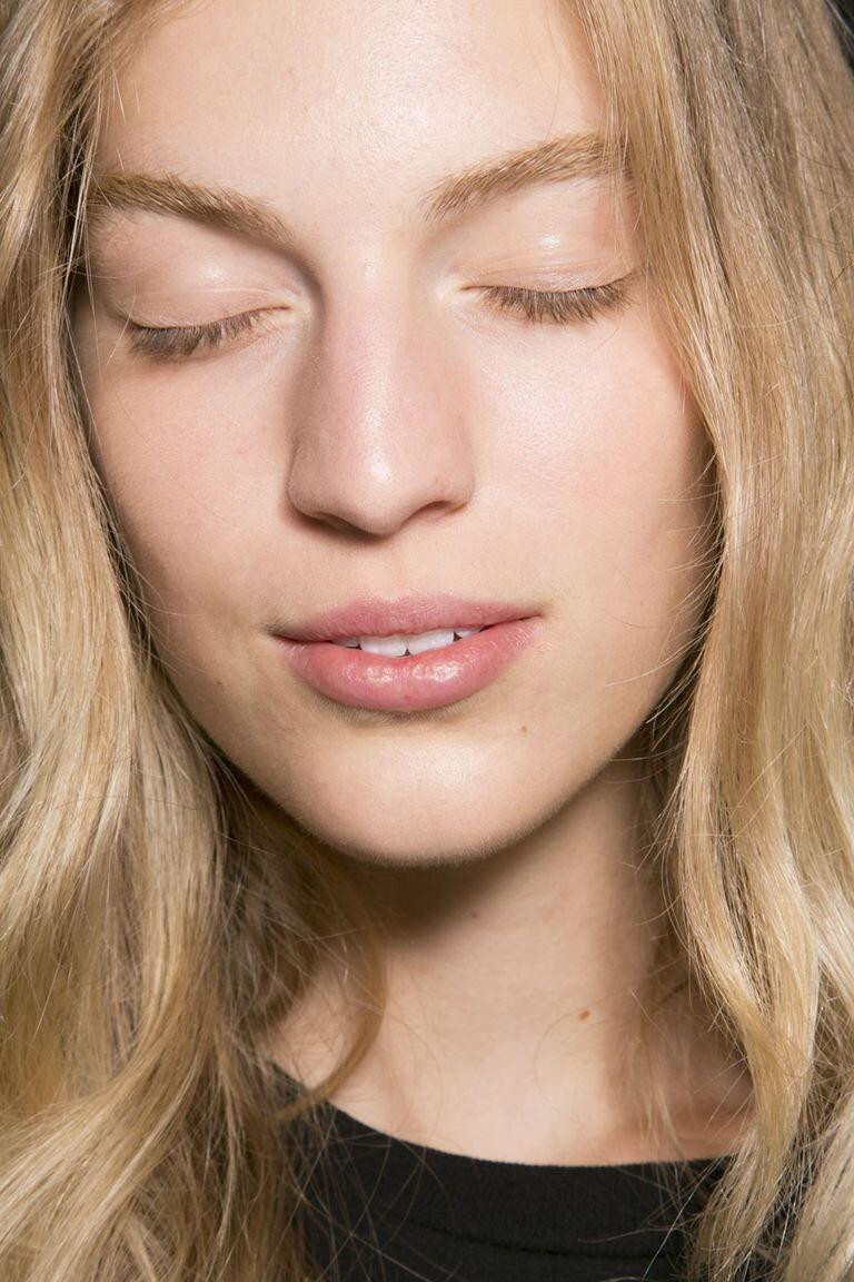 Ăn theo xu hướng makeup Clean girl, hàng mi tự nhiên không có mascara trở thành trend.