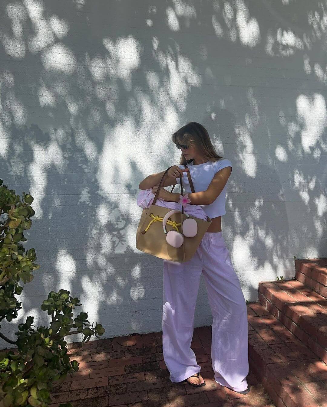 Đối nghịch với quần boxer nhưng thoải mái không kém là chiếc quần dài pijama vải cotton.